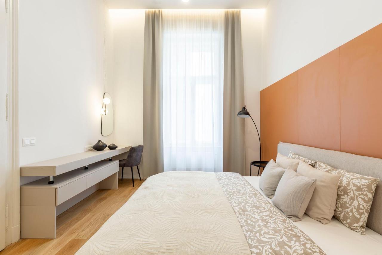 Luxurious Minimalist Residence With Sauna By Prestige Homes 布达佩斯 外观 照片
