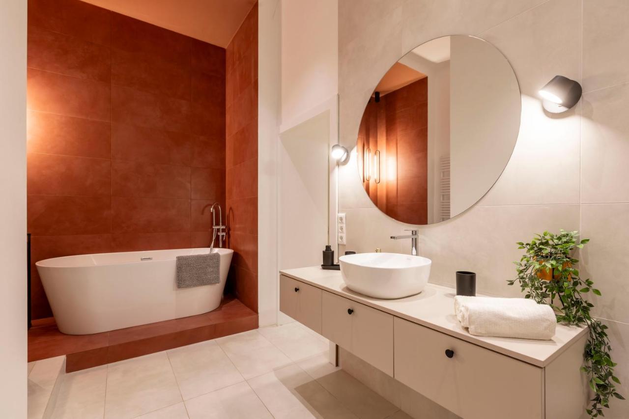 Luxurious Minimalist Residence With Sauna By Prestige Homes 布达佩斯 外观 照片